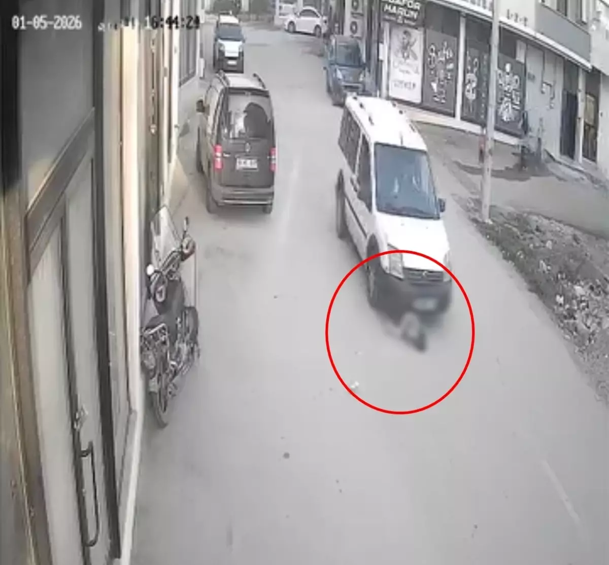 Yola fırlayan 2 yaşındaki çocuğa hafif ticari araç çarptı