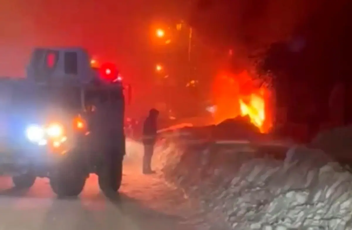 Yüksekova'da çıkan yangın aileyi evsiz bıraktı