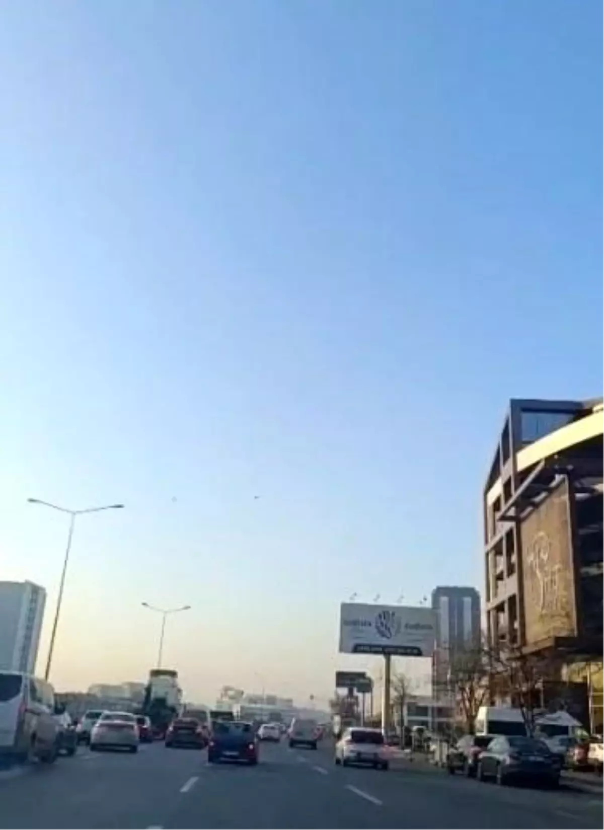 Zincirleme trafik kazası aracın güvenlik kamerasına yansıdı