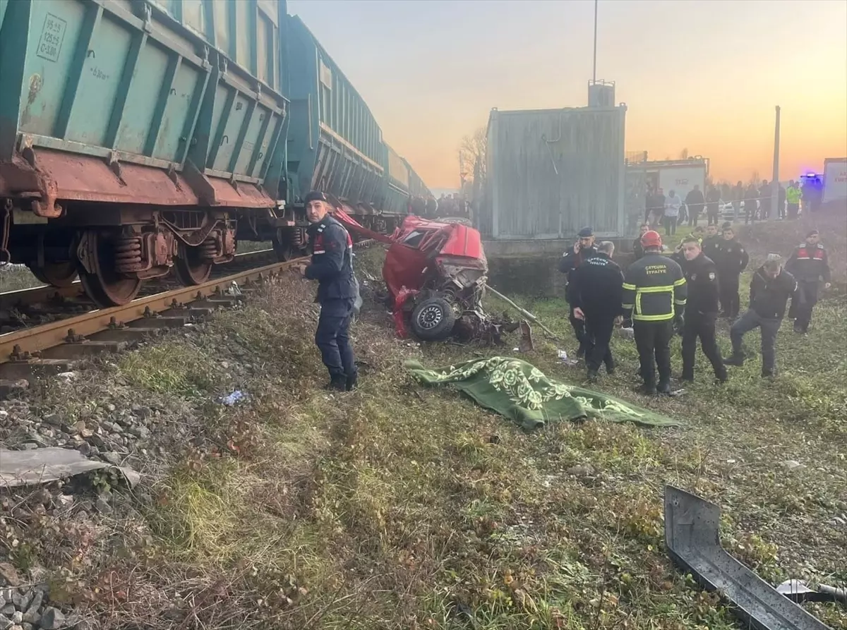 Zonguldak'ta hemzemin geçitte yük treninin çarptığı otomobilin sürücüsü öldü