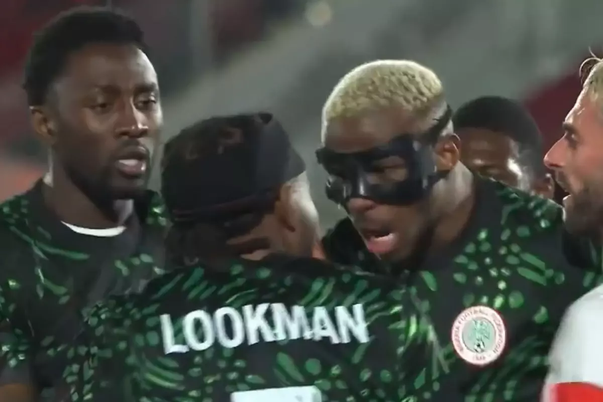 Zor ayırdılar! Osimhen ile Lookman kafa kafaya geldi