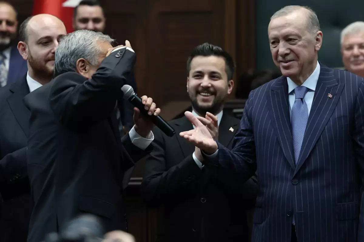 3 milletvekili AK Parti'ye katıldı! Rozet takılırken böyle selam verdi