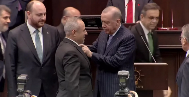 3 milletvekili ak parti ye katildi rozetlerini 19435004 3378 m