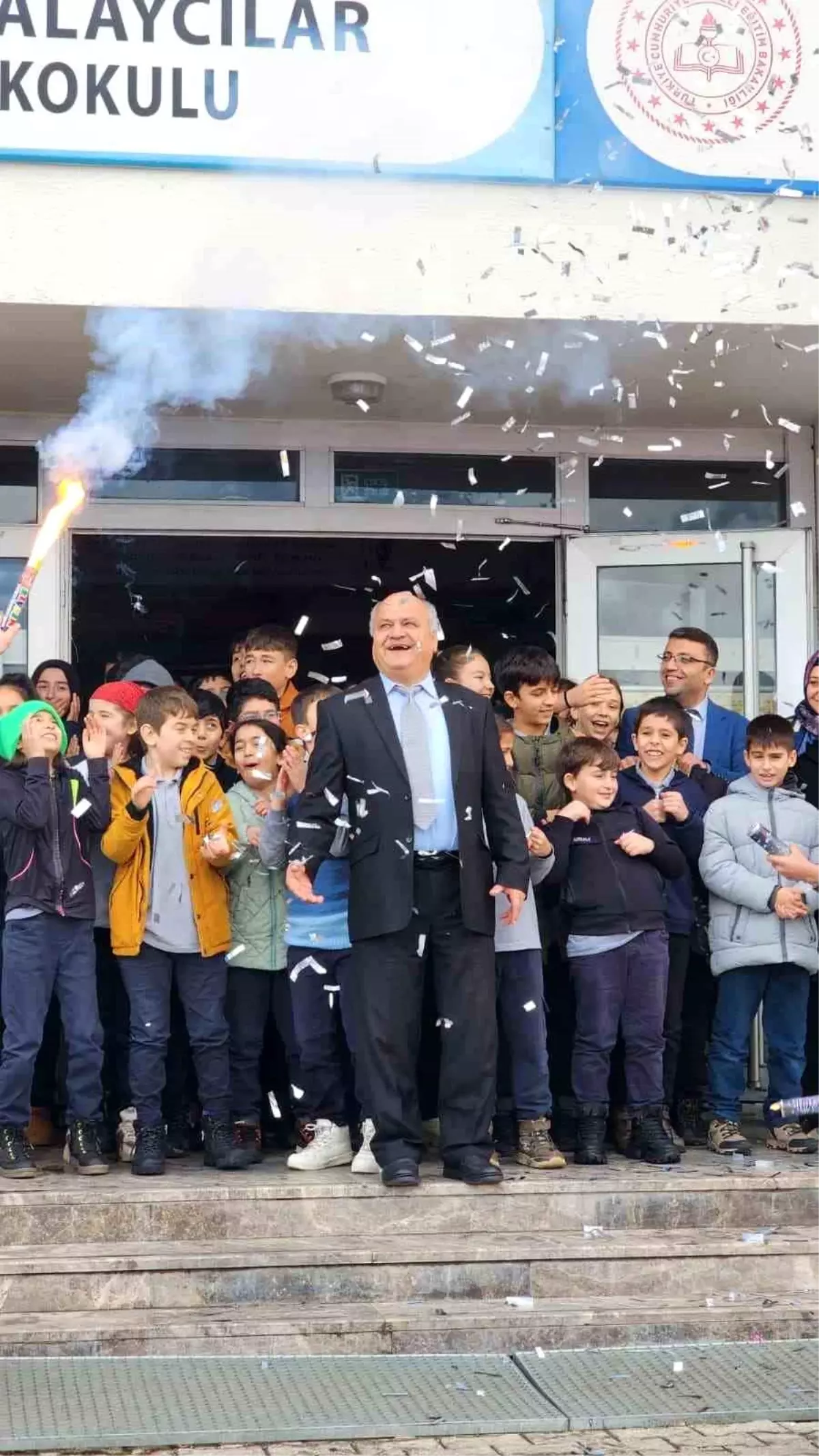 47 yıllık eğitimci alkışlarla mesleğine veda etti