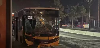 Afyonkarahisar'da halk otobüsünün çöp kamyonuna çarptığı kazada 5 kişi yaralandı