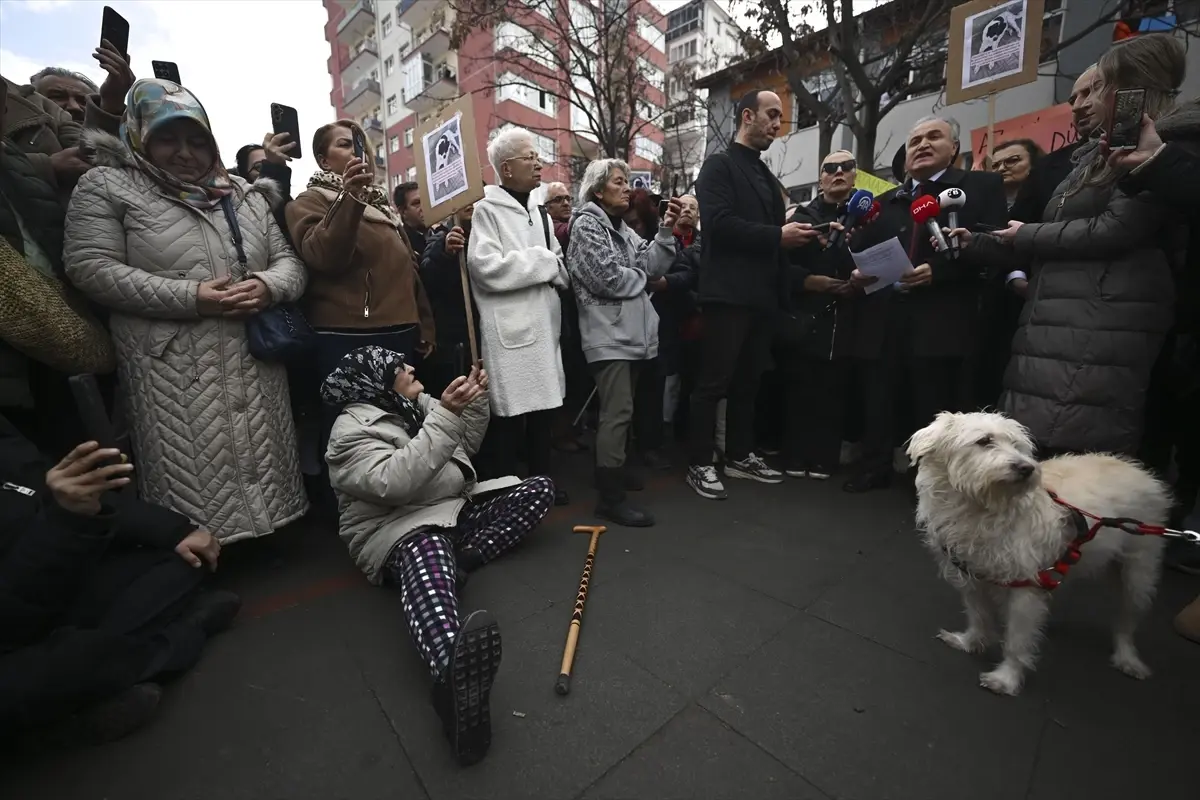 Ankara'da bir köpeğin metroda darp edilerek öldürüldüğü iddiası üzerine protesto düzenlendi
