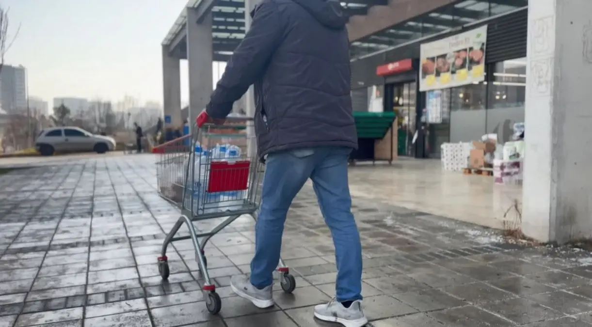 Ankara'da kesinti nedeniyle marketlerden su alıyorlar