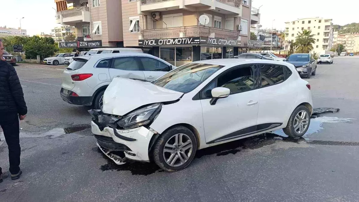 Antalya'da kontrolsüz kavşakta otomobiller çarpıştı: 2 yaralı