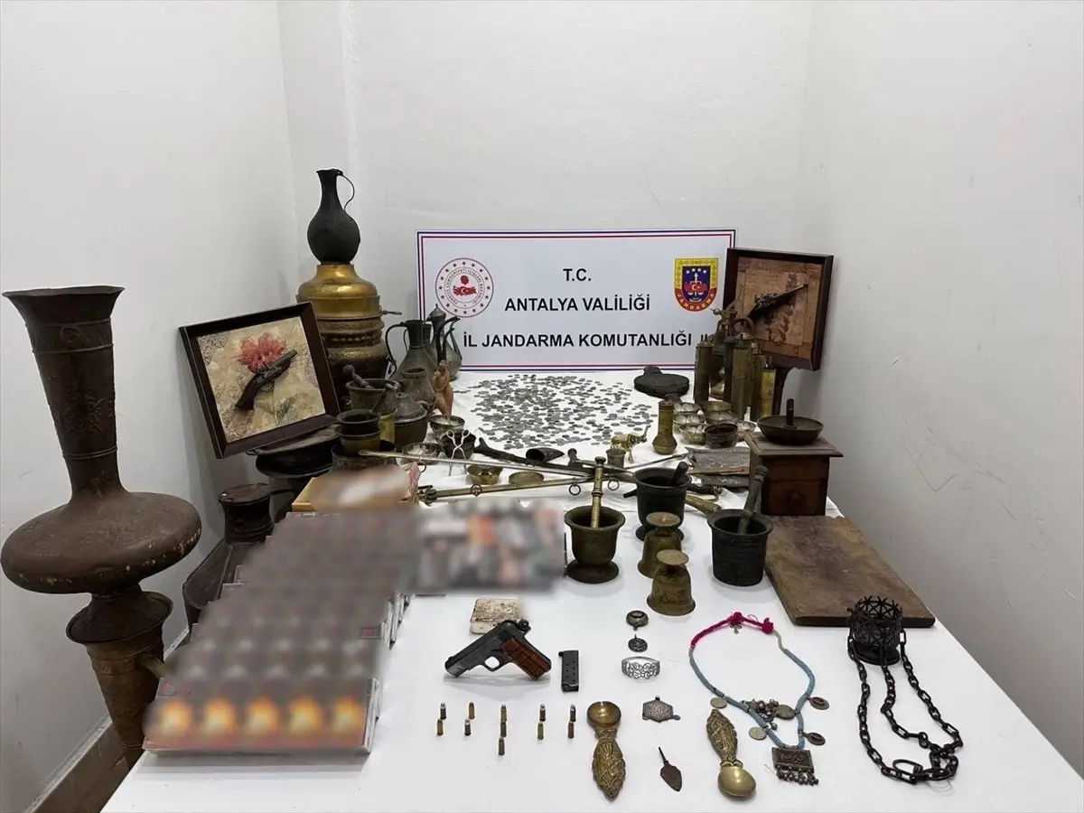 Antalya'da tarihi eser operasyonunda bir zanlı yakalandı