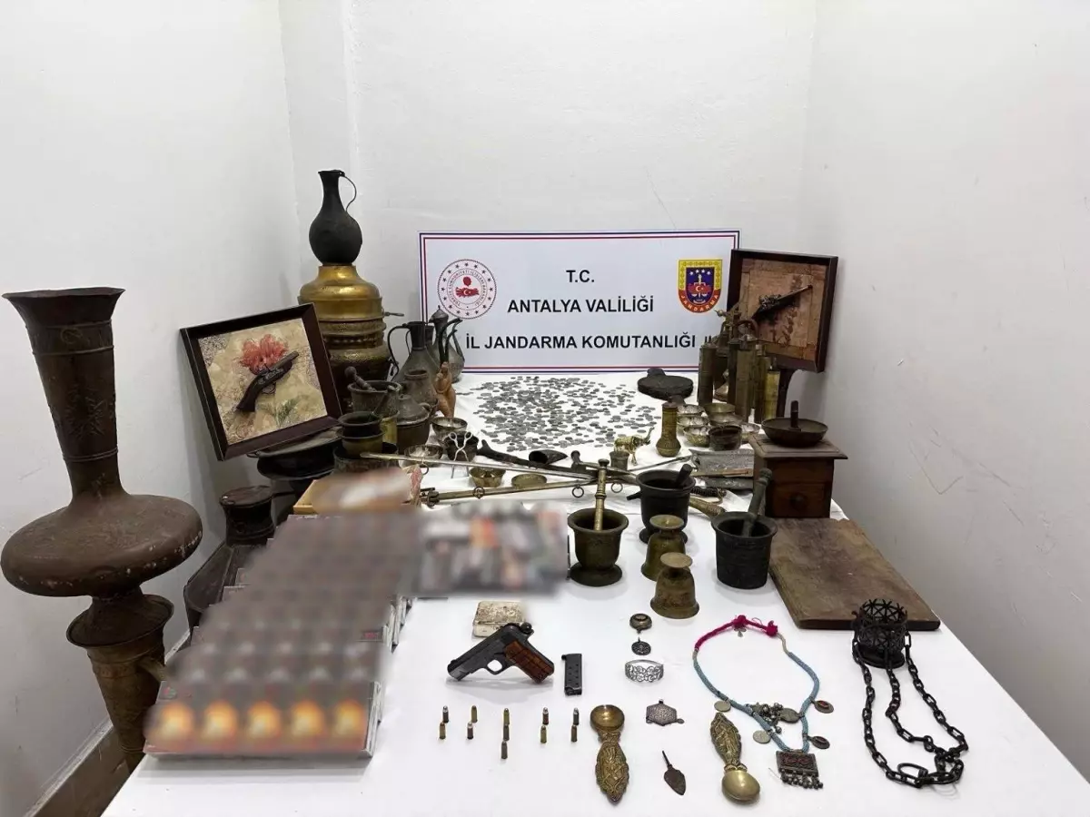 Antalya'da tarihi eser ve kaçak eşya operasyonu
