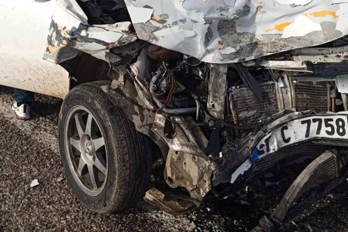 Araban'da otomobil ile kamyonet çarpıştı: 2 yaralı