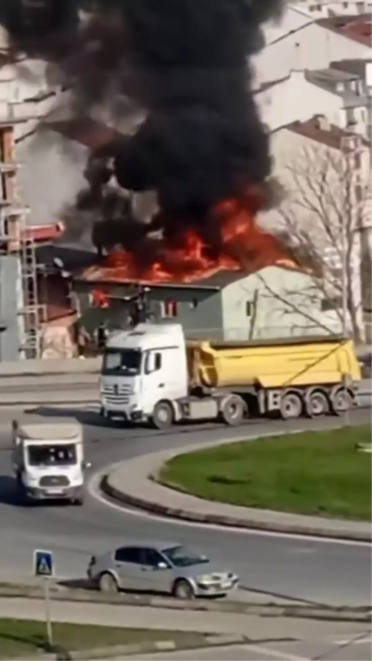 Arnavutköy'de 2 katlı metruk bina alev alev yandı