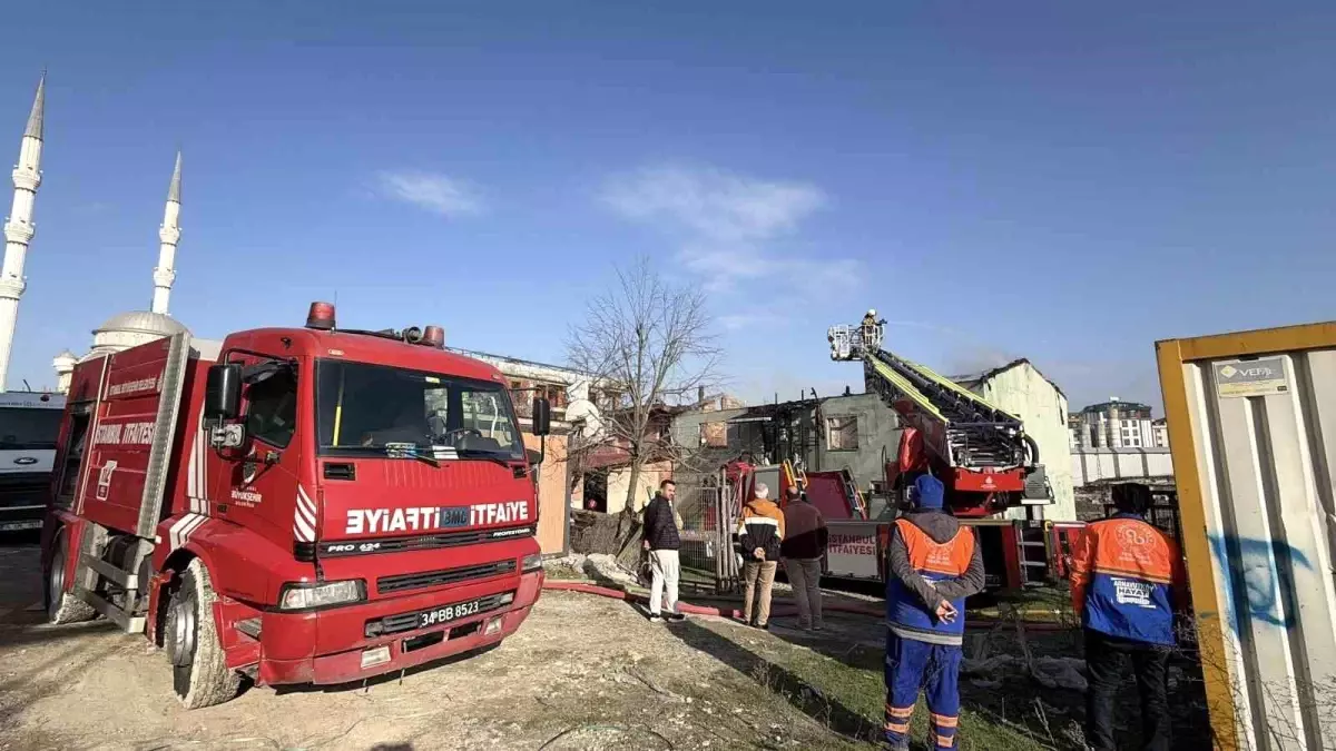 Arnavutköy'de boş binanın çatısı alevlere teslim oldu