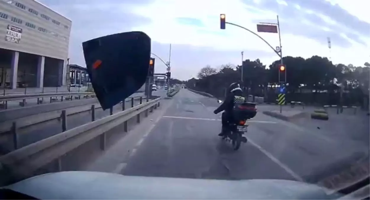 Arnavutköy'de yol verme tartışması kamerada: Kırmızı ışıkta aynayı kırdı