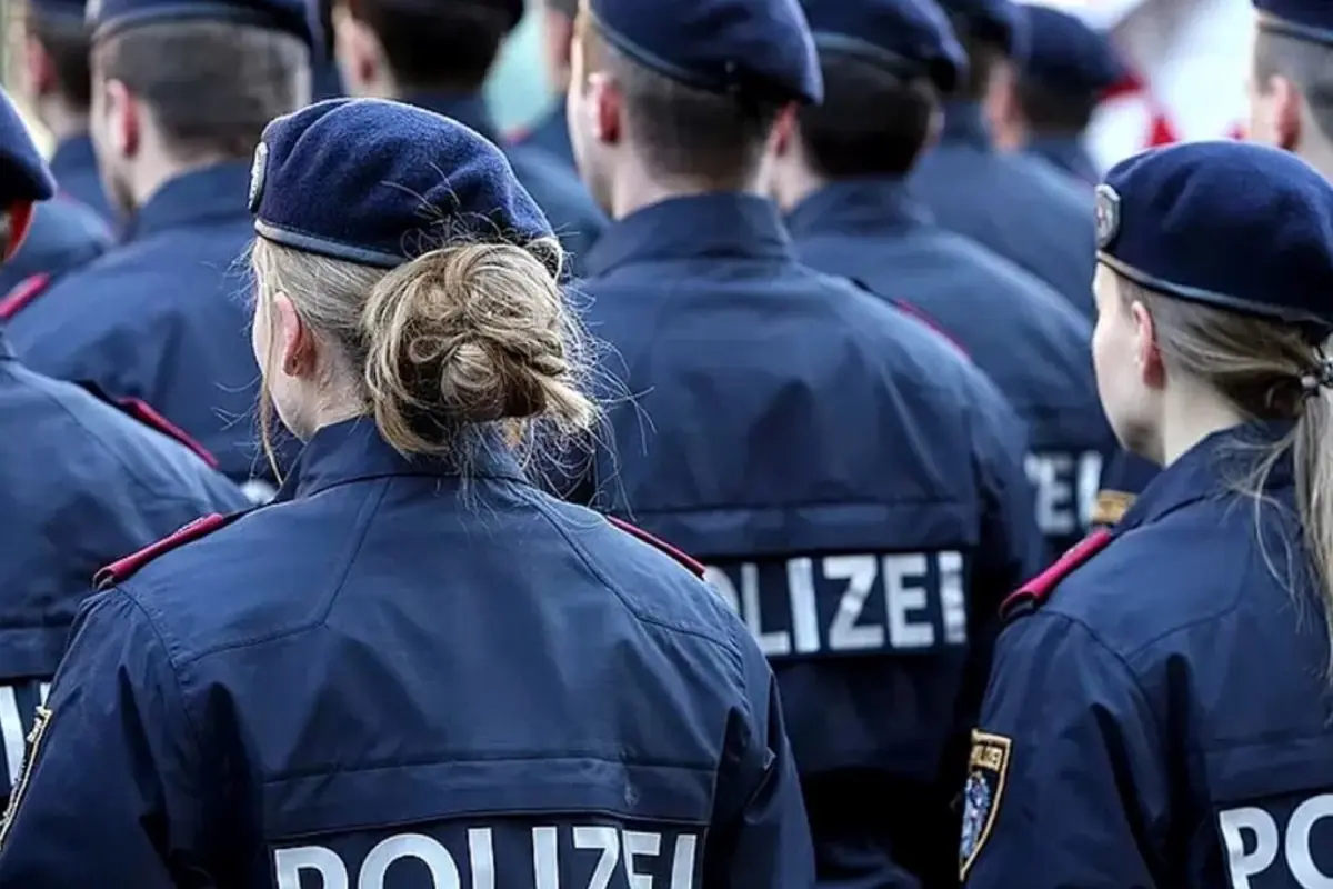 Avusturya polisinde çıplak fotoğraf skandalı: Merakı işinden ediyordu!