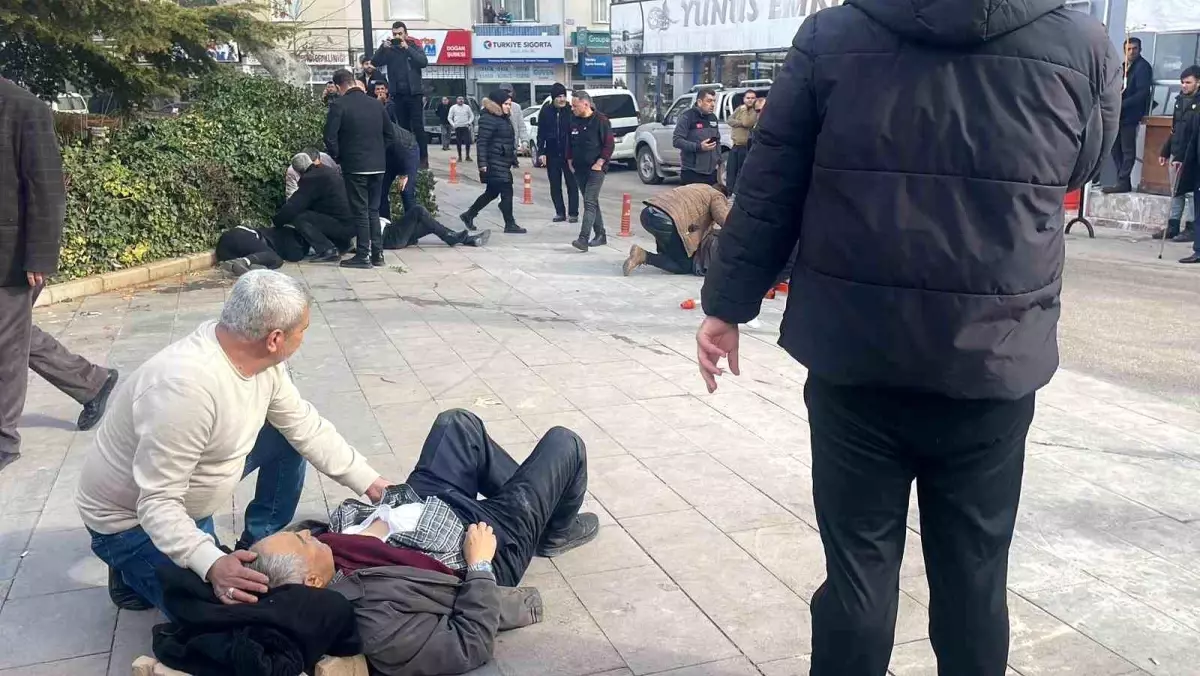 Baba ve 3 oğlu sokak ortasında silahla vuruldu: Yaralılardan 3'ünün durumu ağır