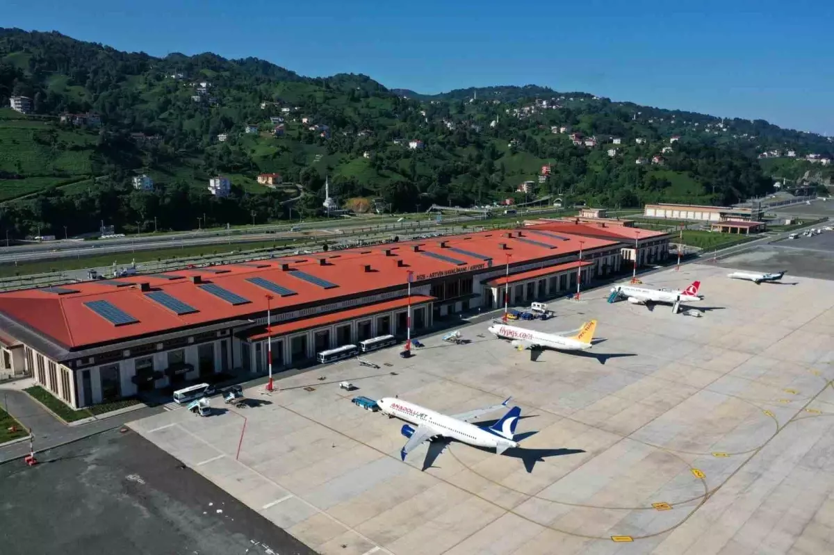 Bakan Uraloğlu: "12 aylık dönemde üst geçişler ile birlikte toplam 2 milyon 507 bin 399 uçak trafiğine ula...