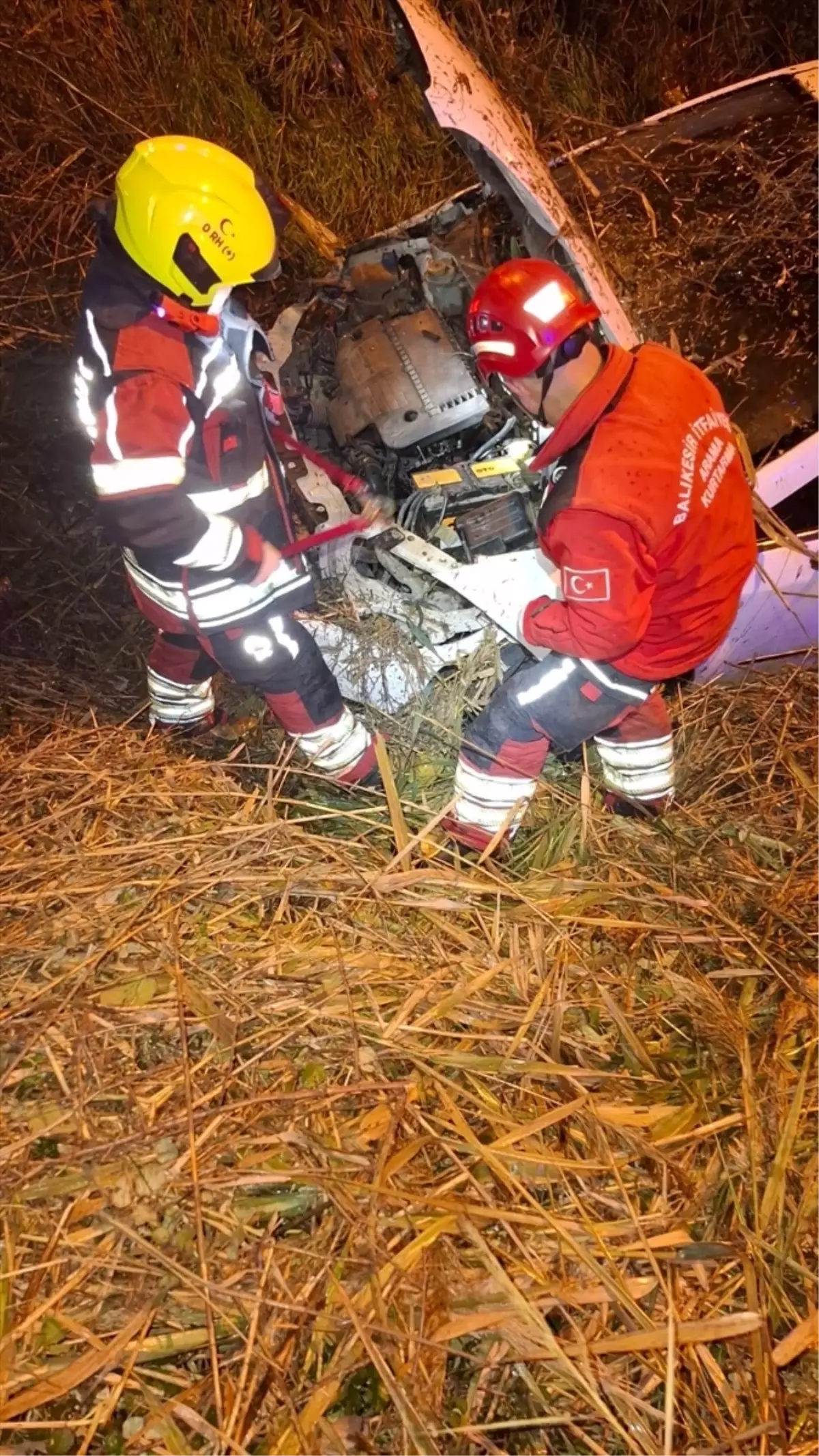 Balıkesir'de otomobilin şarampol devrilmesi sonucu iki kişi yaralandı