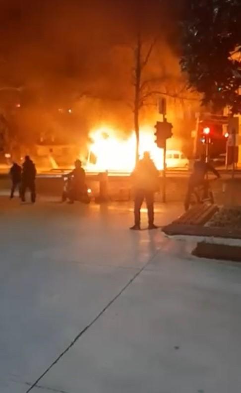 اندلعت النيران في الباراكة وانتشرت إلى الحافلة الصغيرة والمركبة التجارية الخفيفة