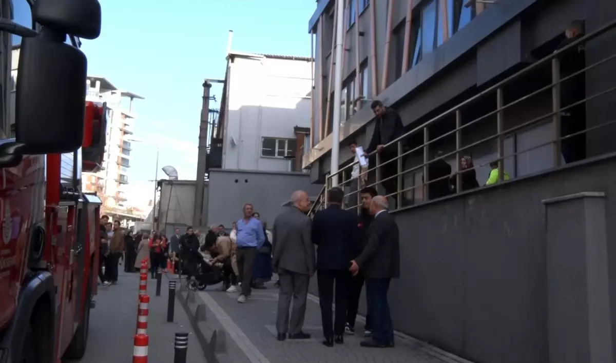 Bayrampaşa Kaymakamlığı'nda yangın paniği: Çalışanlar tahliye edildi