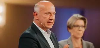 Berlin karanlığa gömülürken belediye başkanı tenis kortundaymış