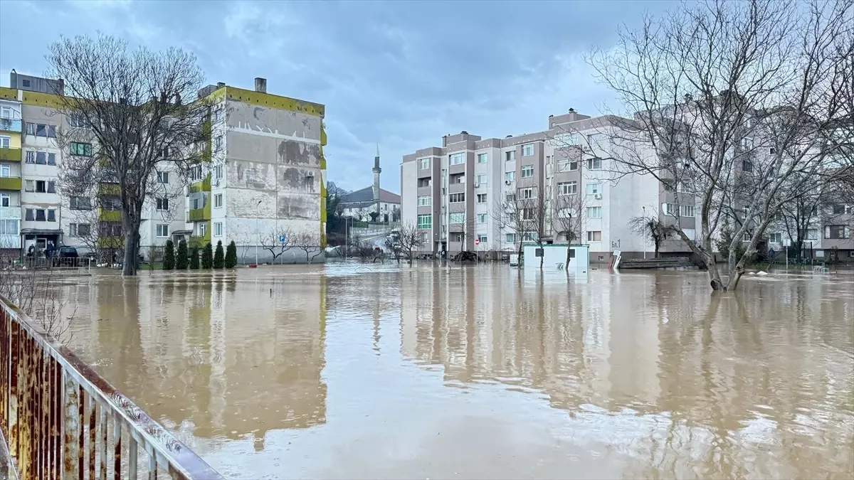 Bulgaristan'da etkili olan şiddetli yağışlar Koşukavak'ta sele yol açtı