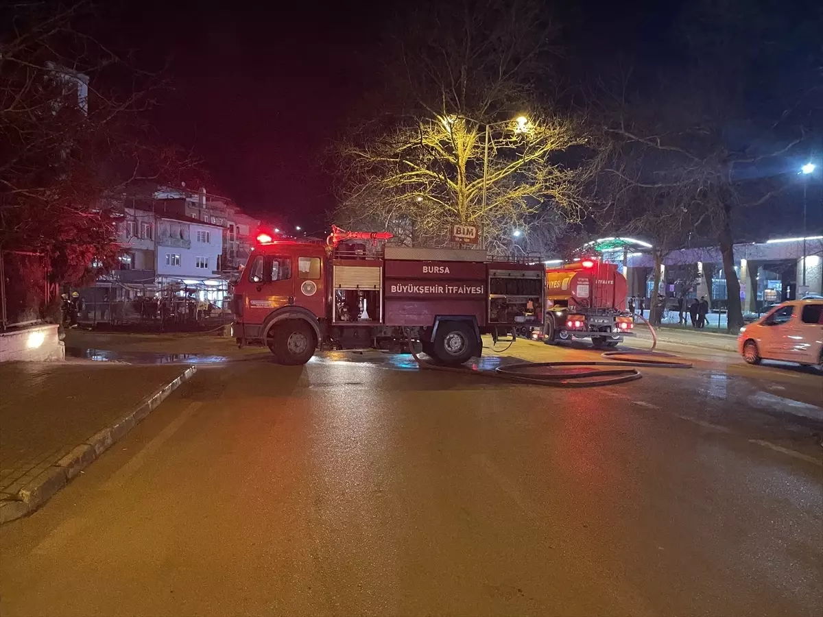 Bursa'da barakada başlayıp araca sıçrayan yangın söndürüldü