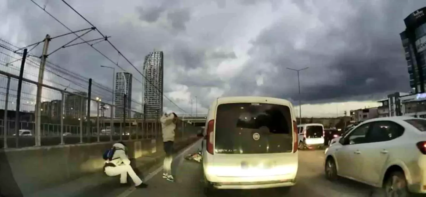 Bursa'da pes dedirten anlar: Motosikletliyle çarpıştı, ilk işi aracına bakmak oldu