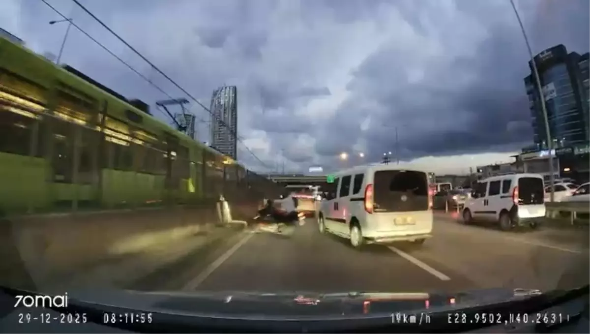 Hafif Ticari Araç Motosiklete Çarptı, Sürücü Yardım Etmek Yerine Aracını Kontrol Etti