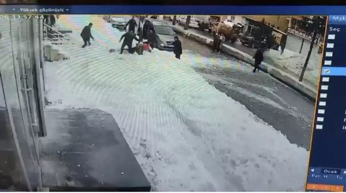 Çatıdan üzerine kar kütlesi düşen Ayşe, hayatını kaybetti
