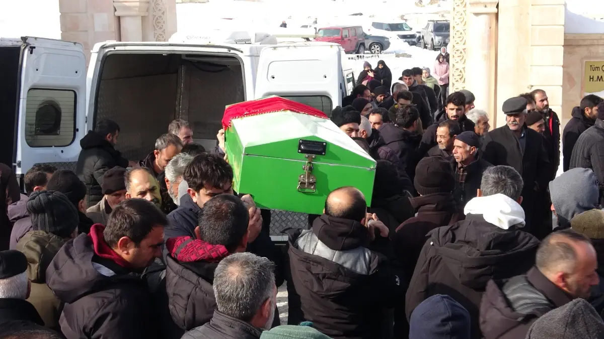 Çatıdan üzerine kar kütlesi düşen Ayşe, hayatını kaybetti