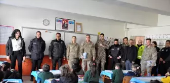 Çukurca'da jandarma ve polis ekipleri okulları ziyaret etti