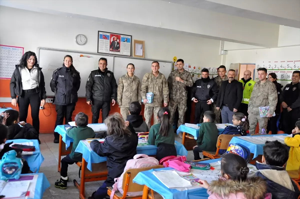Çukurca'da jandarma ve polis ekipleri okulları ziyaret etti