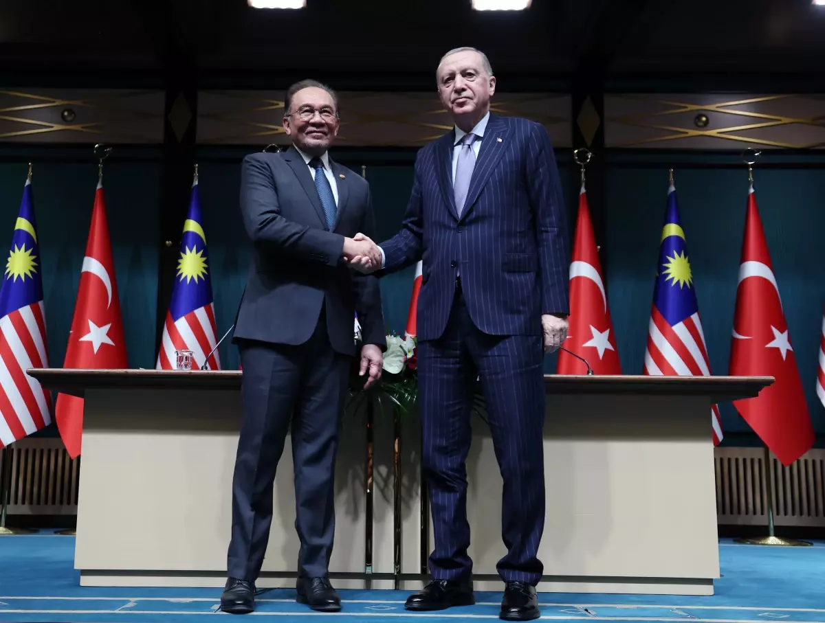 Cumhurbaşkanı Erdoğan, Malezya Başbakanı İbrahim'e Cumhuriyet Nişanı Tevcih Etti