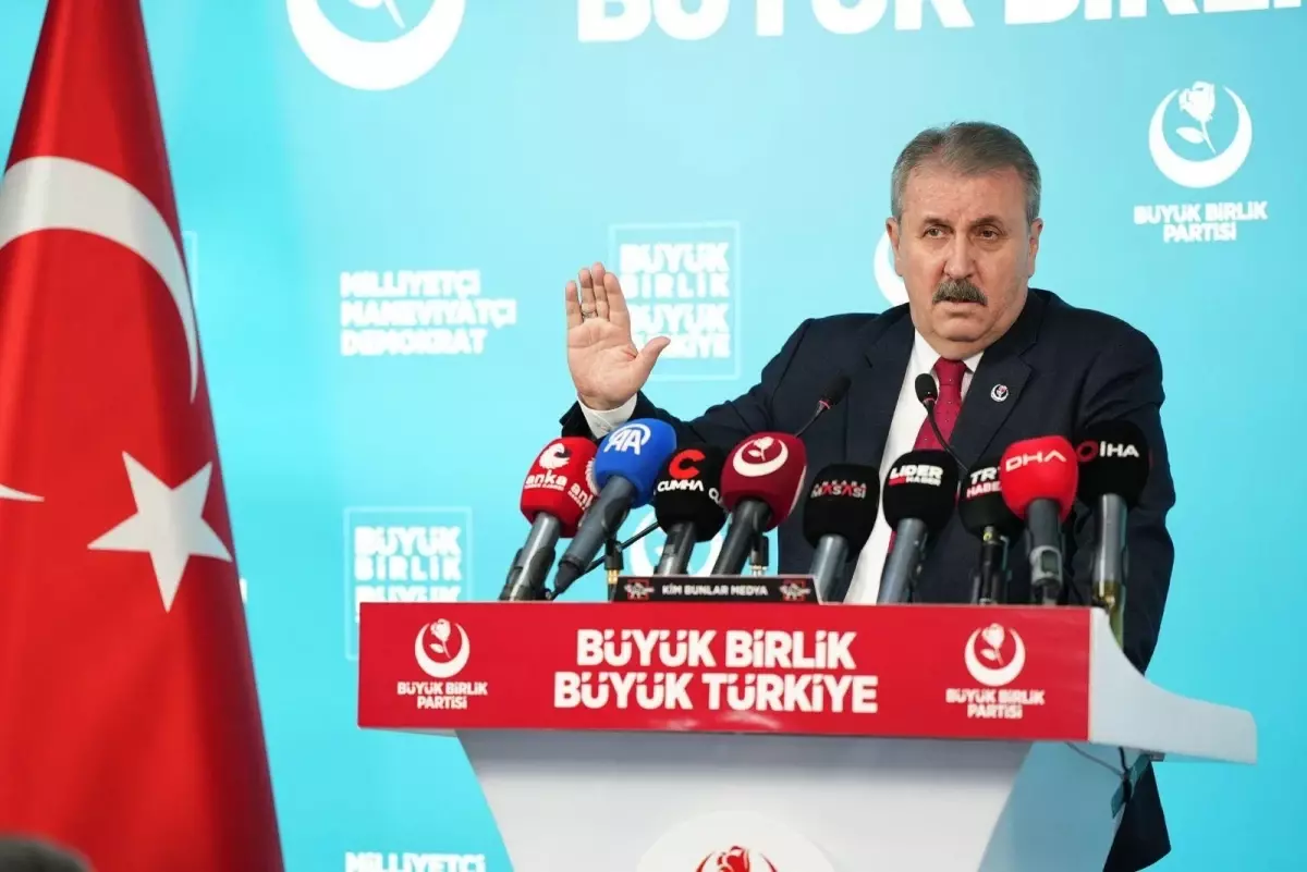 Mustafa Destici: 'Türkiye ve Türk milleti tek başına eşsizdir'