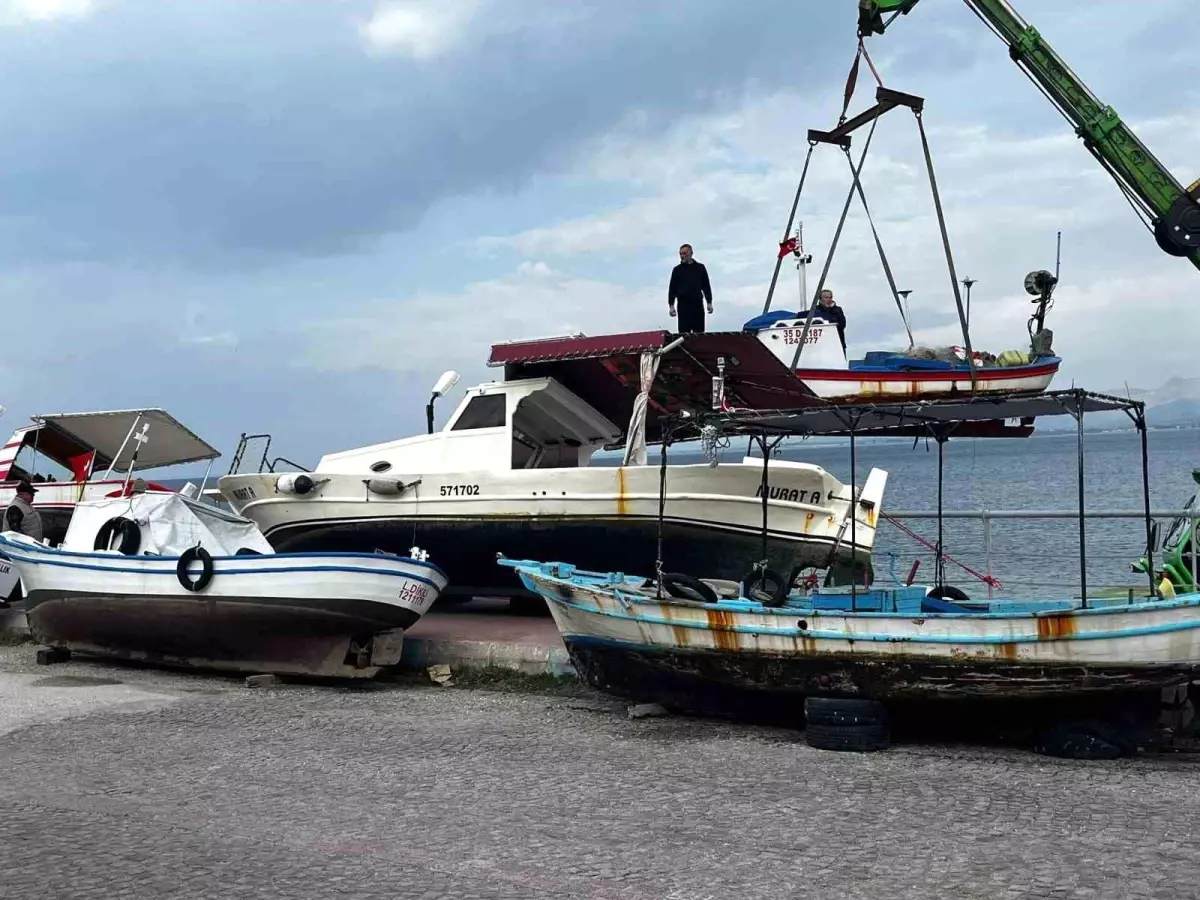 Dikili'de balıkçı tekneleri fırtınaya karşı karaya alındı