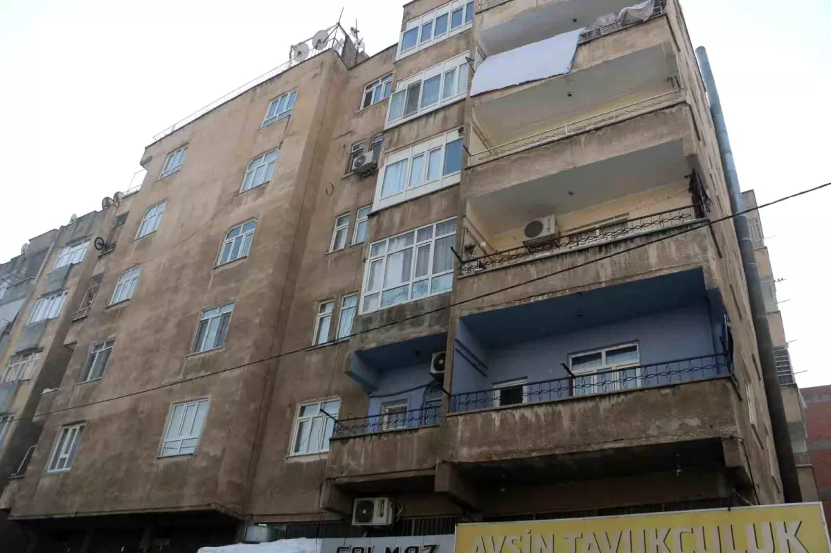 Diyarbakır'da kolonu çatlayan bina sakinleri hırsızlar için nöbet tutuyor