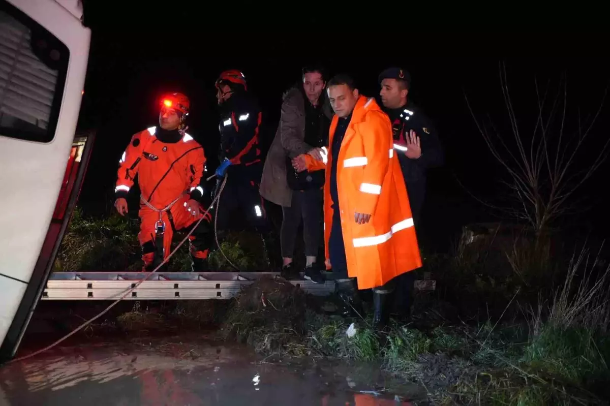 Edirne'de minibüs sulama kanalına düştü: Mahsur kalanlar kurtarıldı