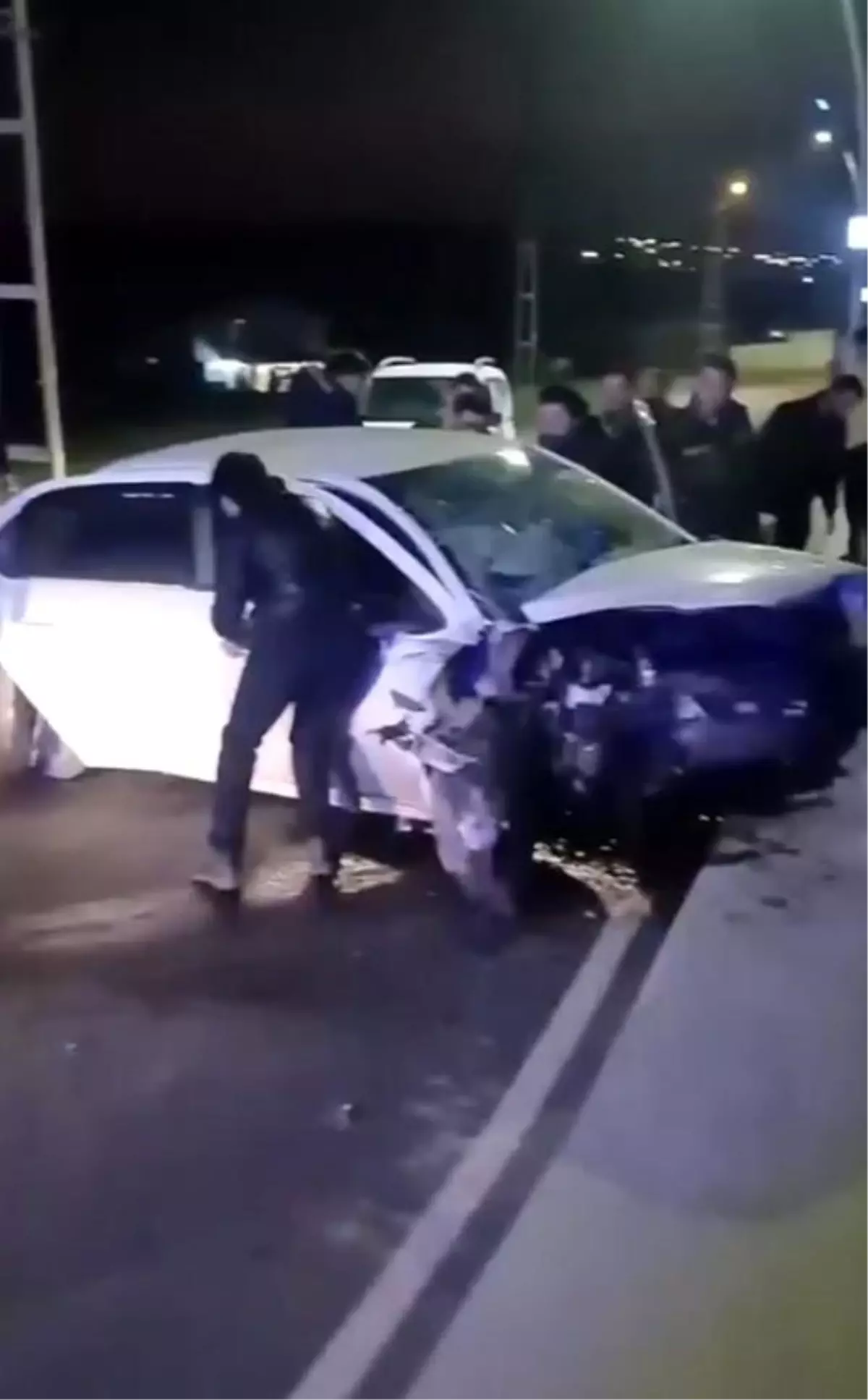 Ehliyetsiz sürücünün kullandığı otomobil başka bir araçla kafa kafaya çarpıştı: 4 yaralı