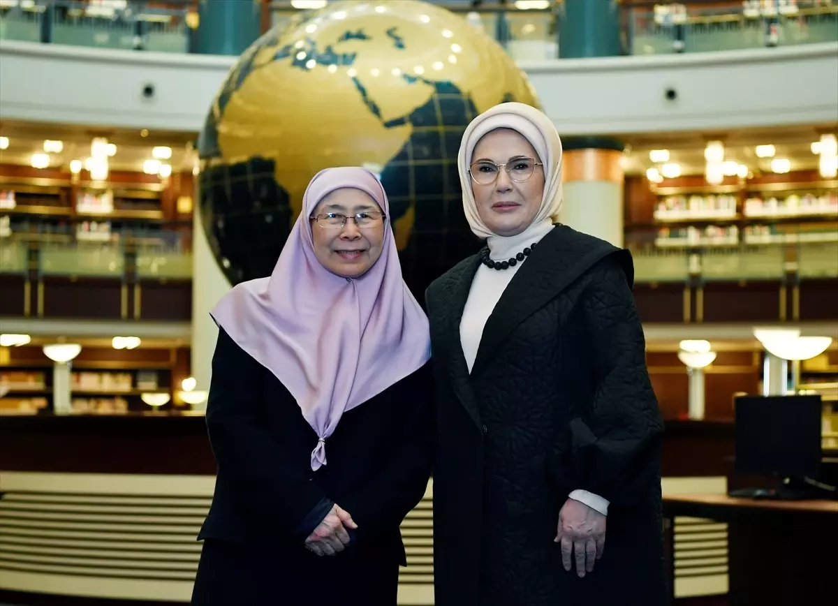 Emine Erdoğan, Malezya Başbakanı'nın eşi Wan Azizah İsmail ile bir araya geldi
