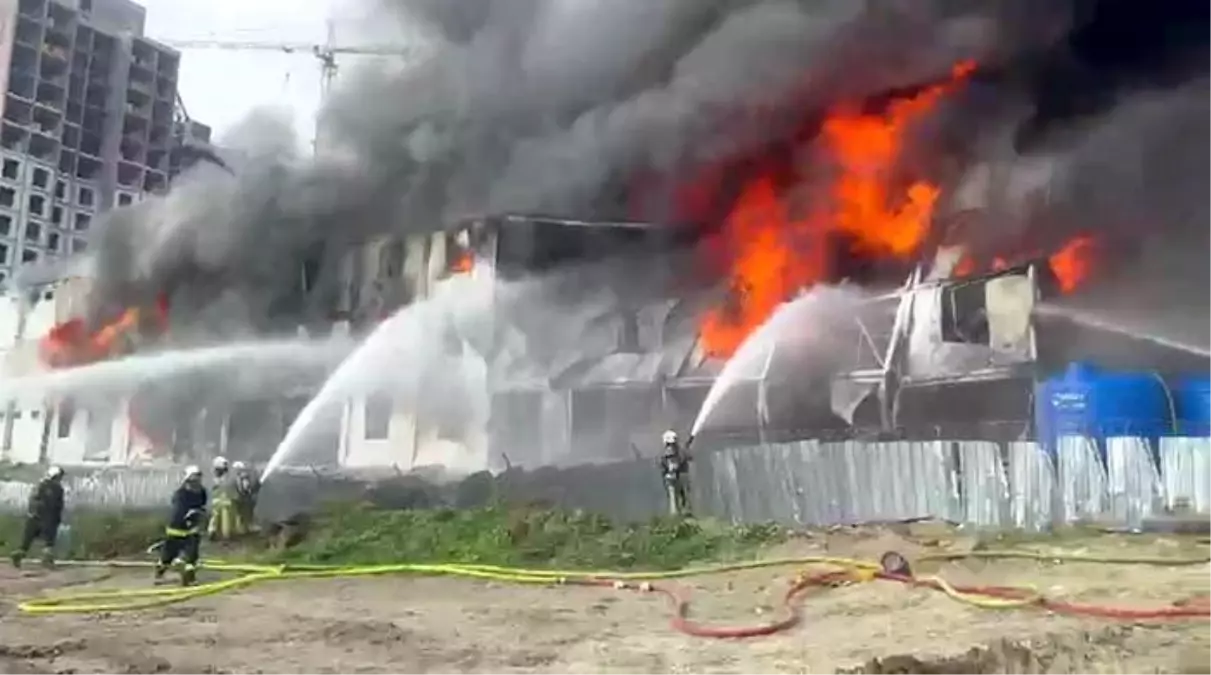 Esenyurt'ta bulunan bir inşaat alanında işçilerin kaldığı konteynerde henüz bilinmeyen bir nedenle yangın ...