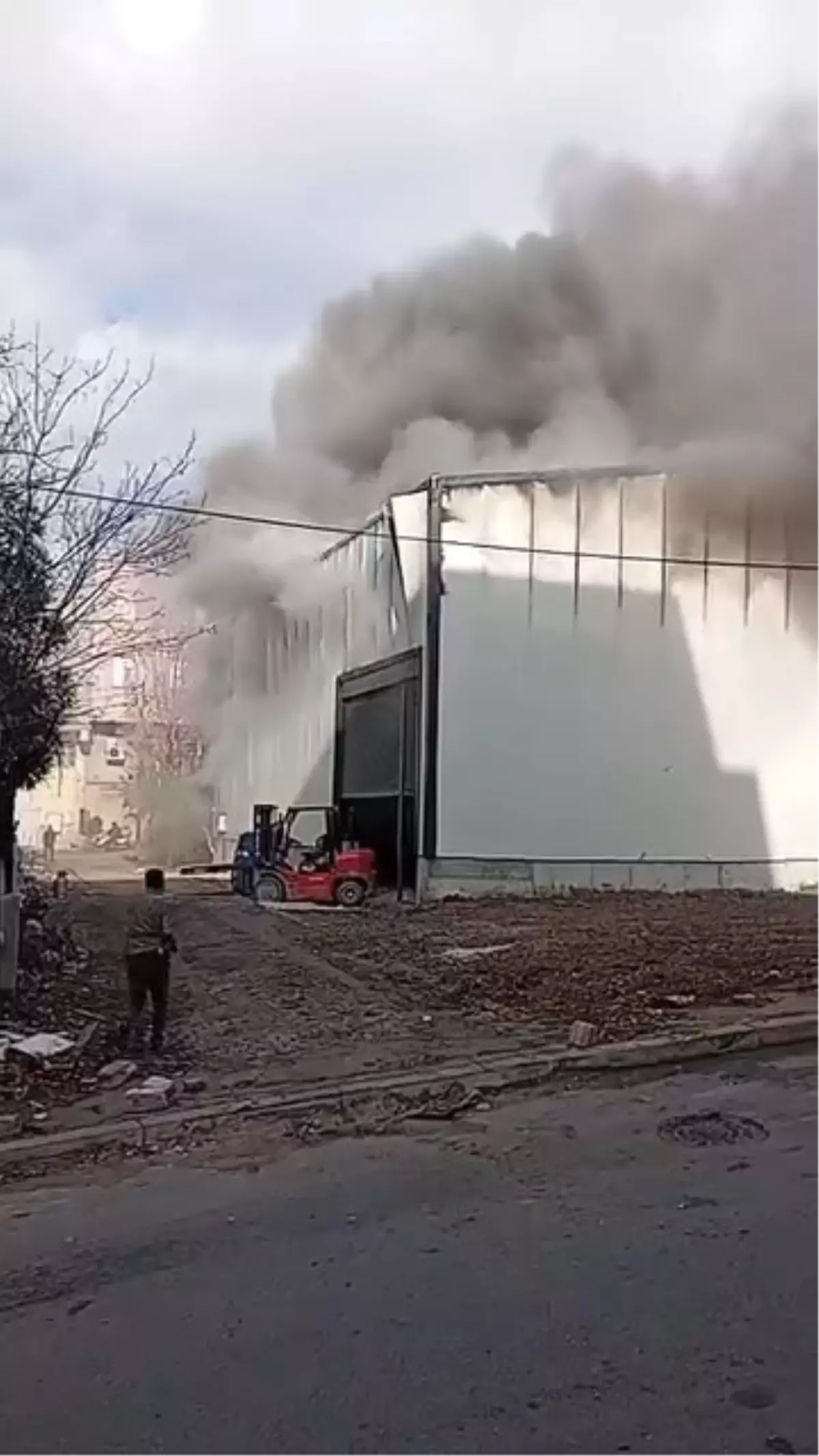 Esenyurt'ta Mobilya İmalathanesinde Yangın