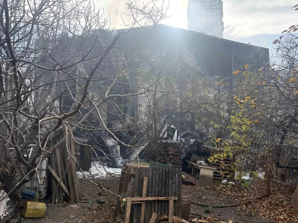 Esenyurt'ta korkutan depo yangını: Dumanlar metrelerce yükseldi