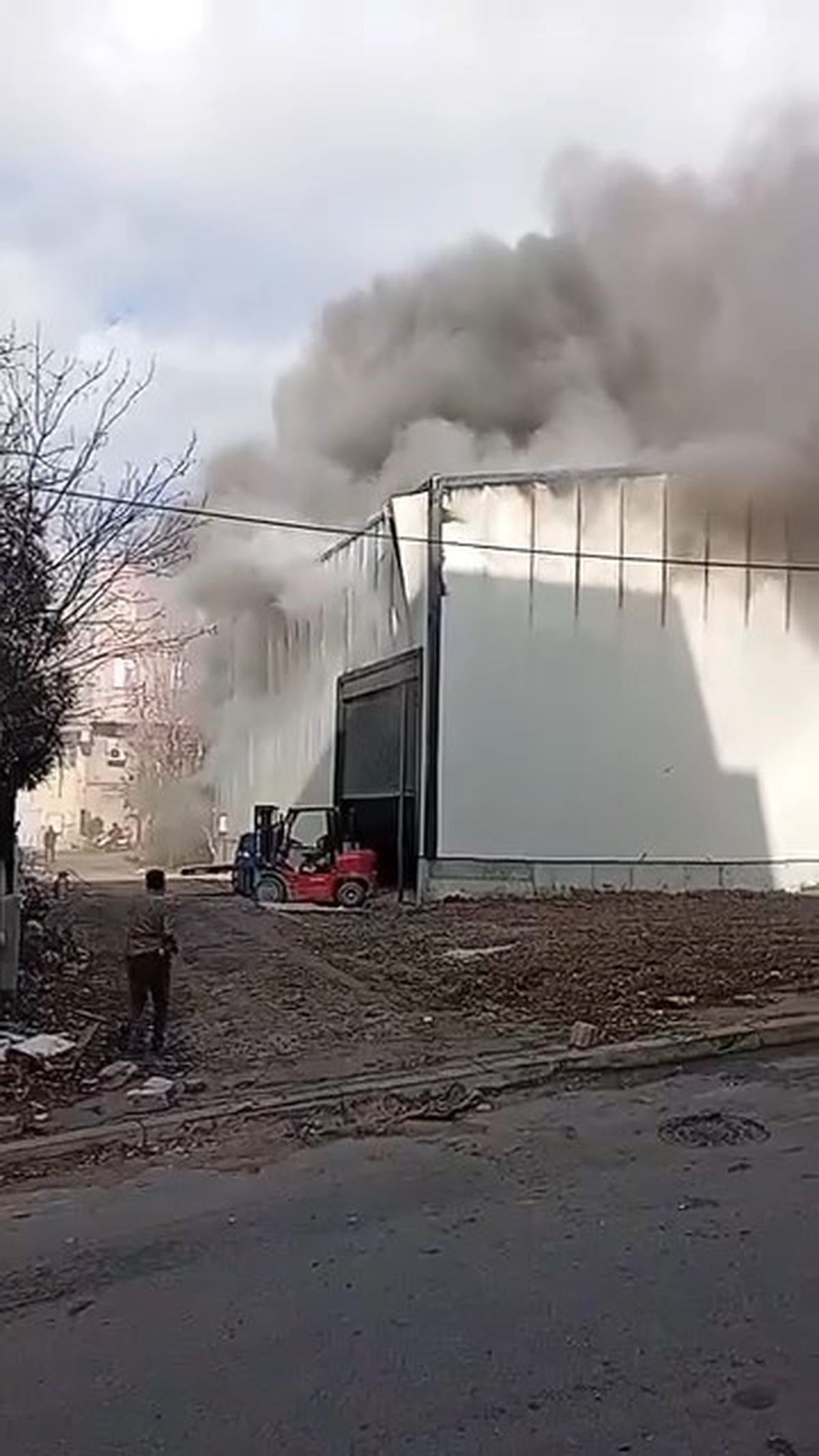 Esenyurt'ta Mobilya İmalathanesinde Yangın