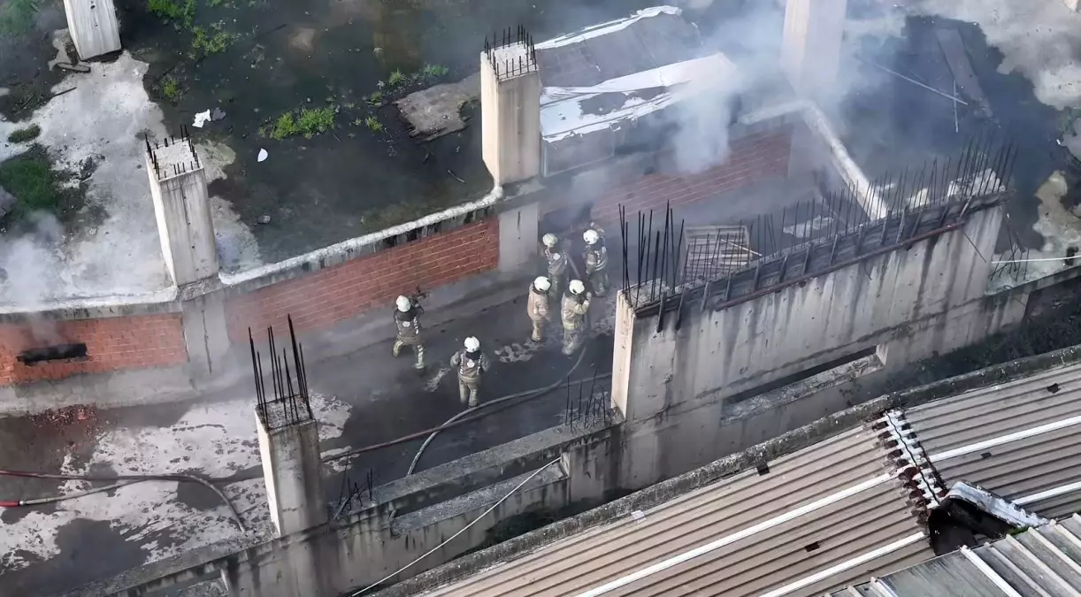 Gaziosmanpaşa'da işyerinde yangın çıktı, itfaiye ekipleri duvarı balyozla kırarak yangına müdahale etti