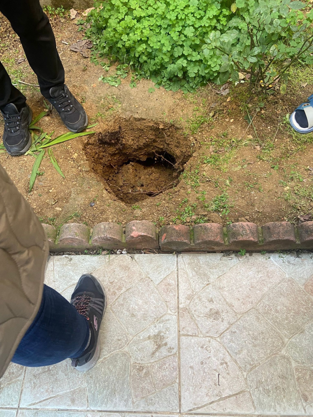The 5-story building in Gebze was evacuated due to the pit formed at the entrance