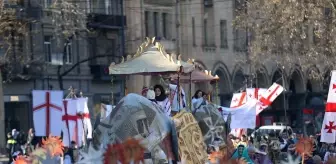 Gürcistan'da Noel kapsamında düzenlenen geleneksel 'Alilo' yürüyüşüne binlerce kişi katıldı