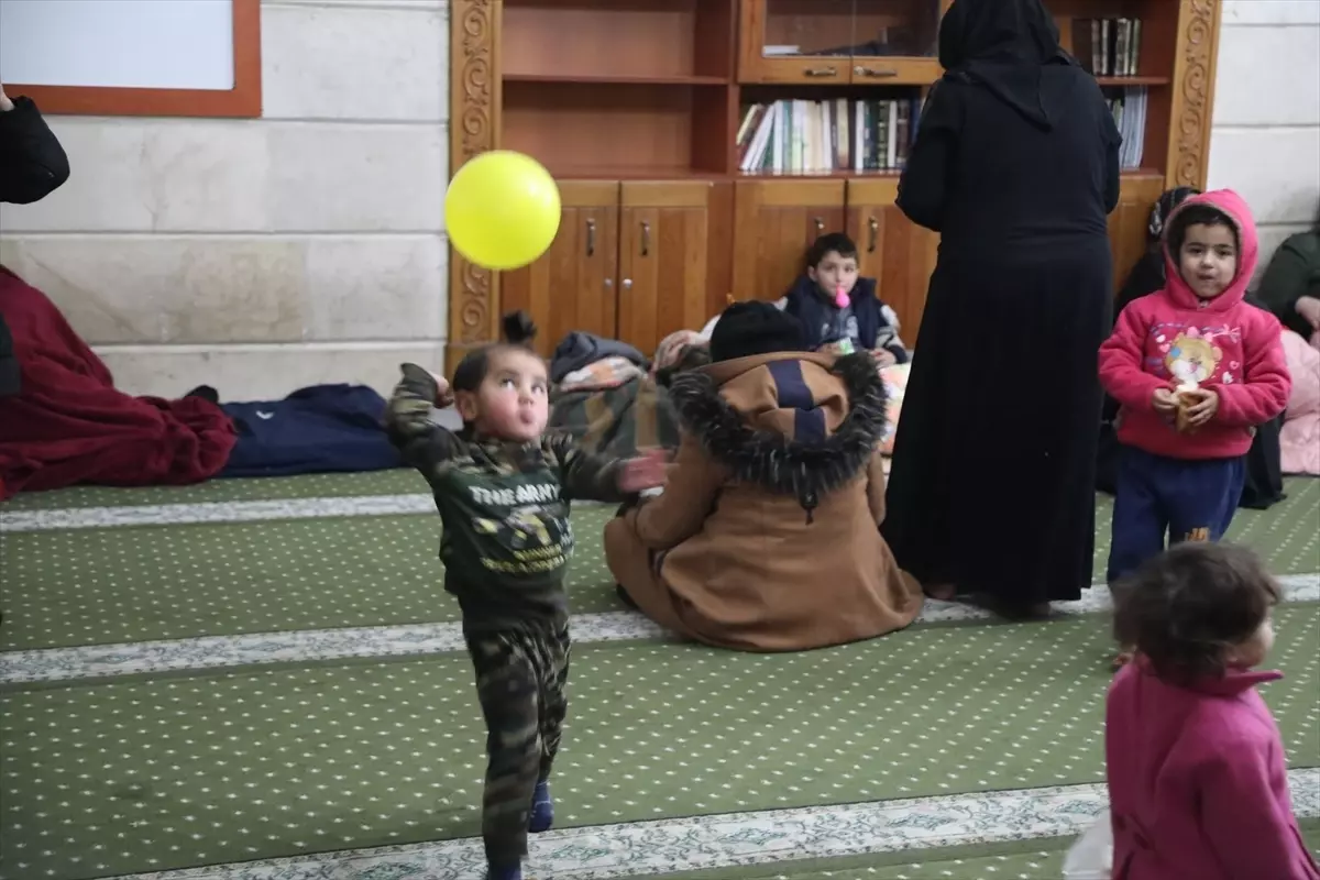 Halep'te binlerce aile camilere ve kurulan barınma merkezlerine sığındı