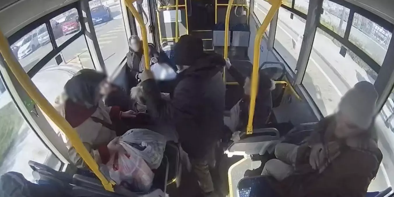 Halk otobüsü şoförü, fenalaşan yolcuyu hastaneye yetiştirdi