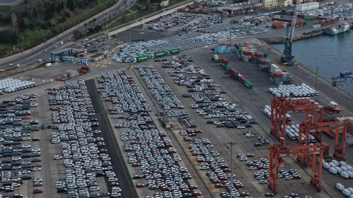 Haydarpaşa Limanı'ndaki sıfır ithal otomobil yoğunluğu havadan görüntülendi
